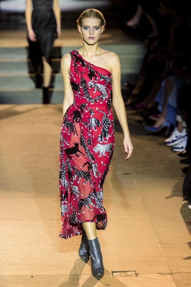 أزياء مفعمة بالألوان خلال عرض Carolina Herrera