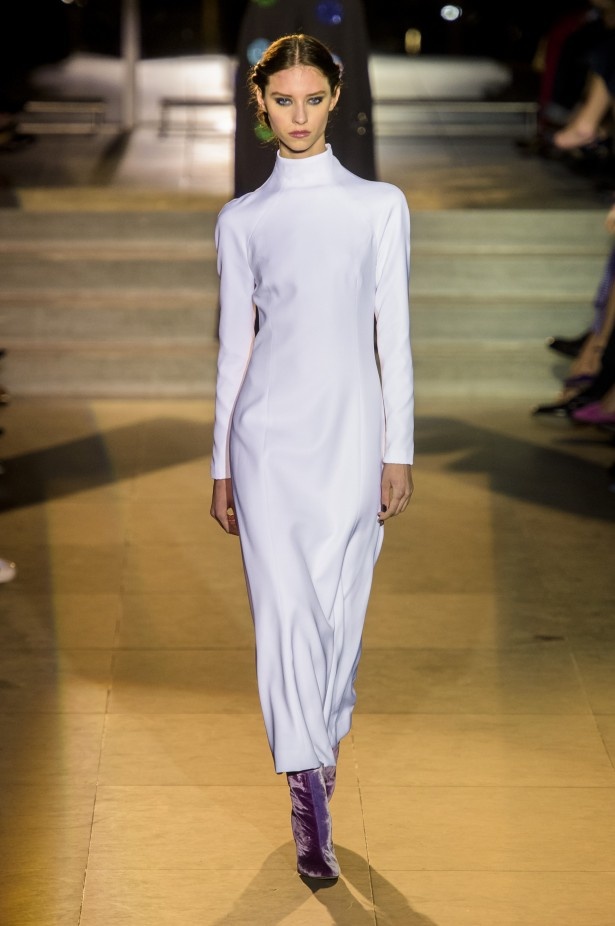 أزياء مفعمة بالألوان خلال عرض Carolina Herrera