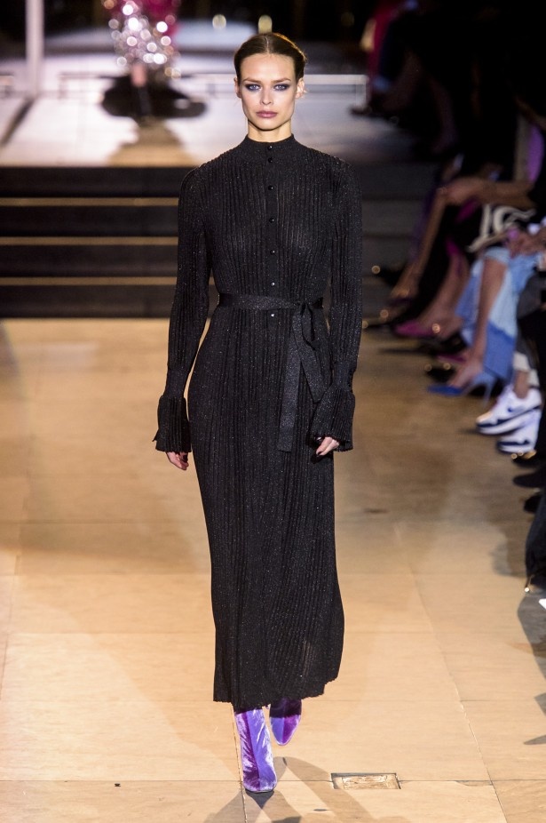 أزياء مفعمة بالألوان خلال عرض Carolina Herrera