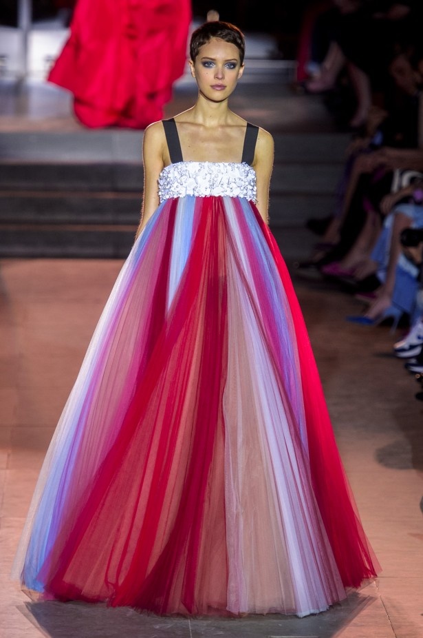 أزياء مفعمة بالألوان خلال عرض Carolina Herrera