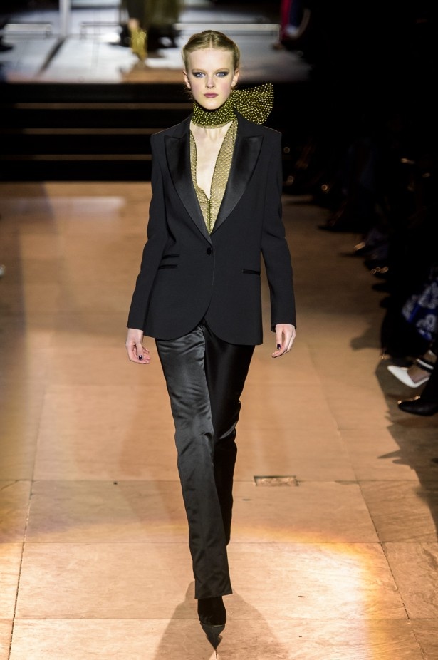 أزياء مفعمة بالألوان خلال عرض Carolina Herrera