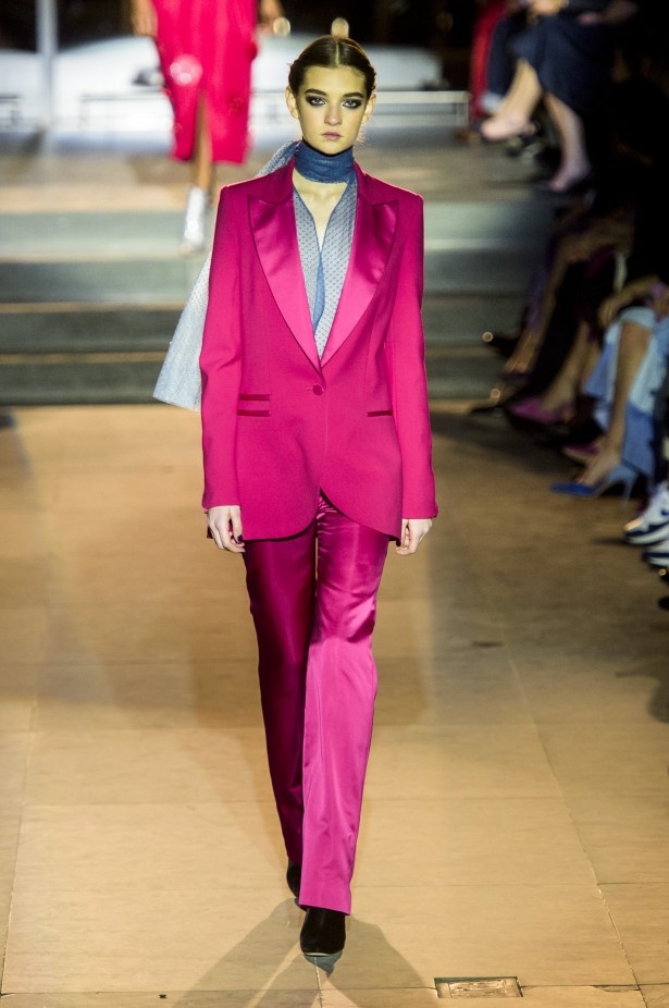 أزياء مفعمة بالألوان خلال عرض Carolina Herrera