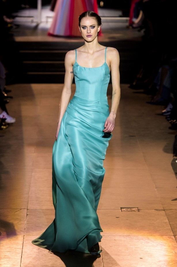 أزياء مفعمة بالألوان خلال عرض Carolina Herrera