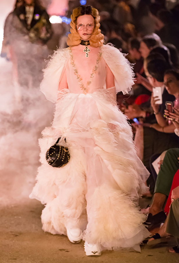 مجموعة Gucci كروز 2019.. مزج بين الأزياء المدنية الرياضية والتصاميم القوطية والدينية