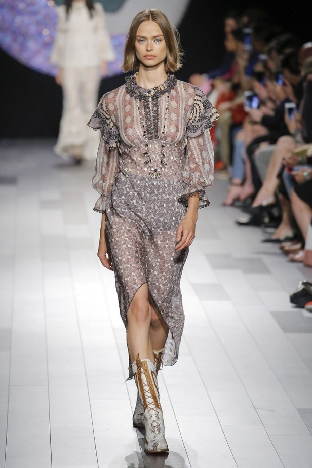 مجموعة Anna Sui لربيع وصيف 2018