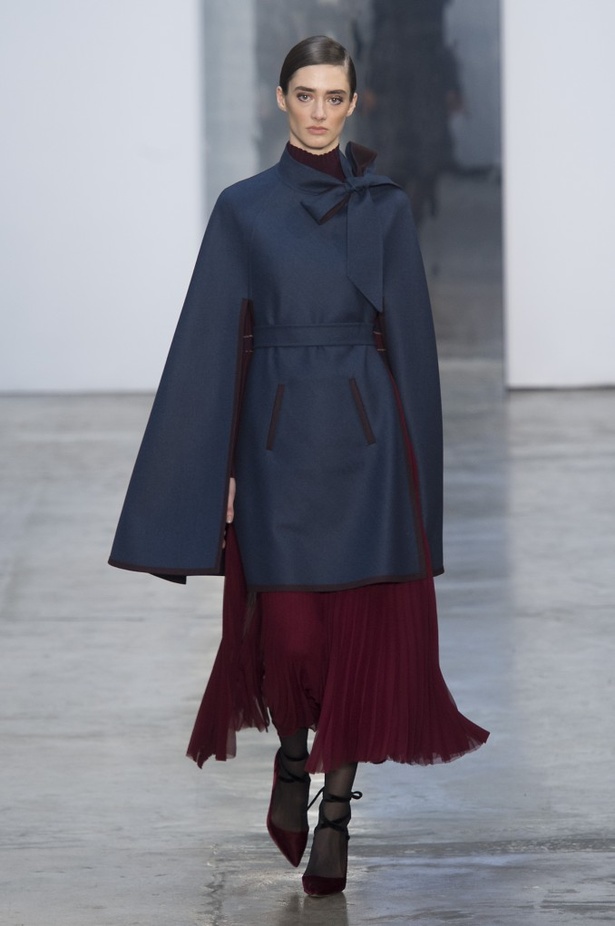 كارولينا هيريرا تقدّم تصاميم كلاسيكية لخريف وشتاء 2017