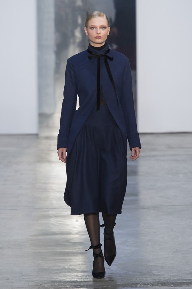 كارولينا هيريرا تقدّم تصاميم كلاسيكية لخريف وشتاء 2017