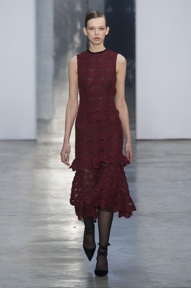 كارولينا هيريرا تقدّم تصاميم كلاسيكية لخريف وشتاء 2017