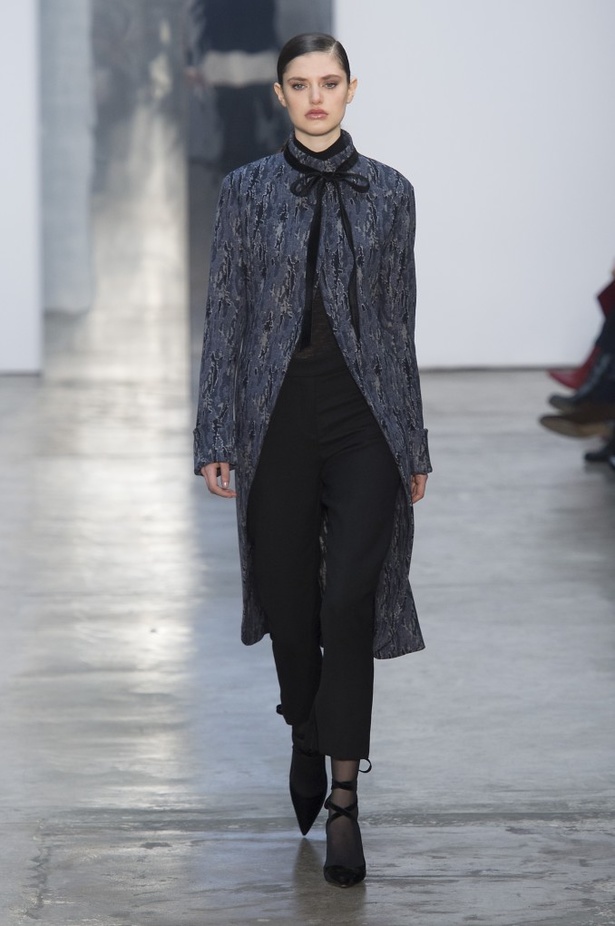 كارولينا هيريرا تقدّم تصاميم كلاسيكية لخريف وشتاء 2017