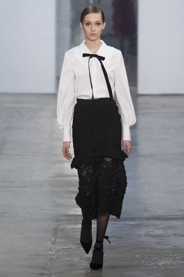 كارولينا هيريرا تقدّم تصاميم كلاسيكية لخريف وشتاء 2017