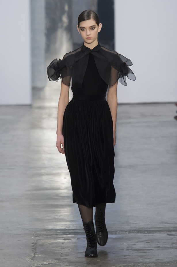 كارولينا هيريرا تقدّم تصاميم كلاسيكية لخريف وشتاء 2017