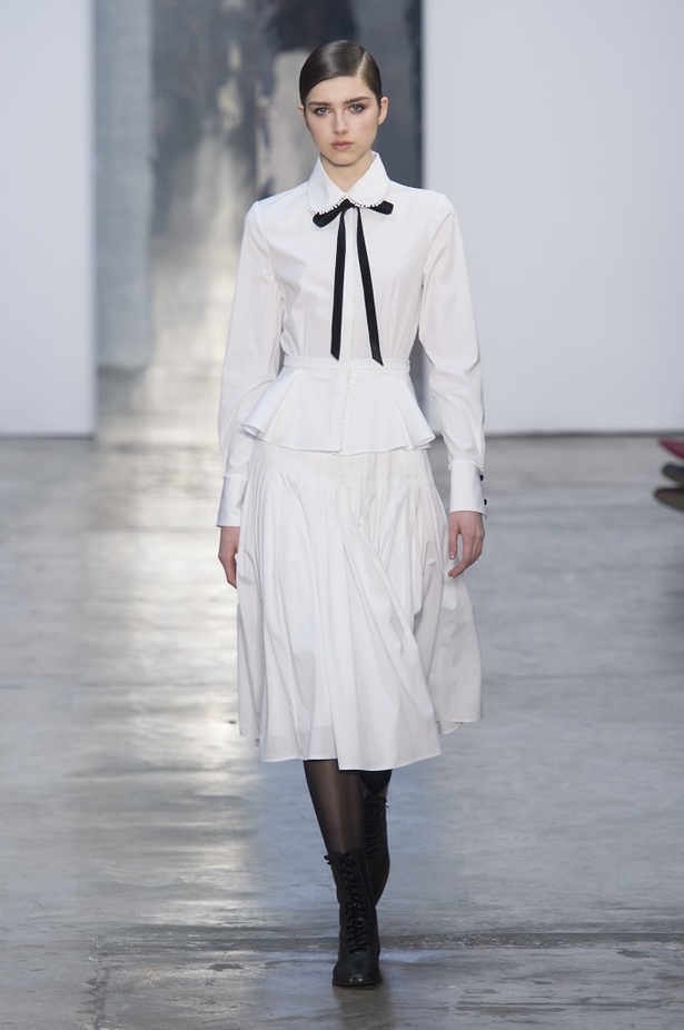 كارولينا هيريرا تقدّم تصاميم كلاسيكية لخريف وشتاء 2017