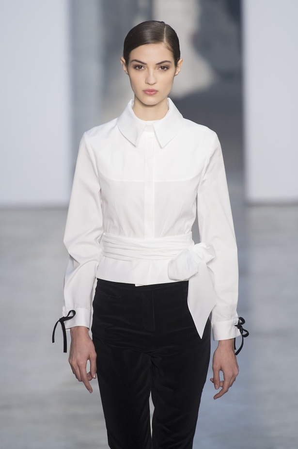 كارولينا هيريرا تقدّم تصاميم كلاسيكية لخريف وشتاء 2017