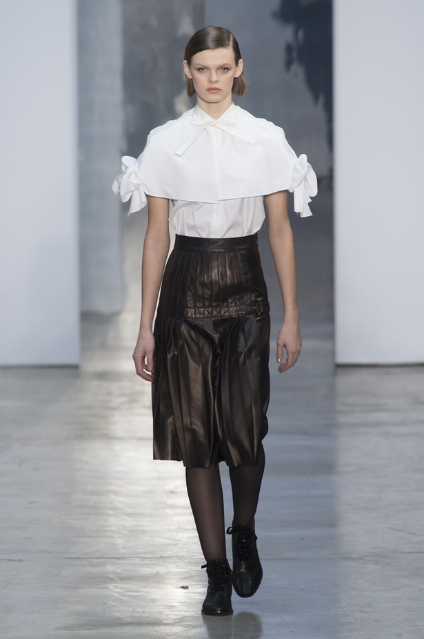 كارولينا هيريرا تقدّم تصاميم كلاسيكية لخريف وشتاء 2017