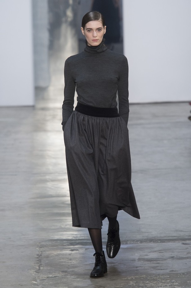 كارولينا هيريرا تقدّم تصاميم كلاسيكية لخريف وشتاء 2017