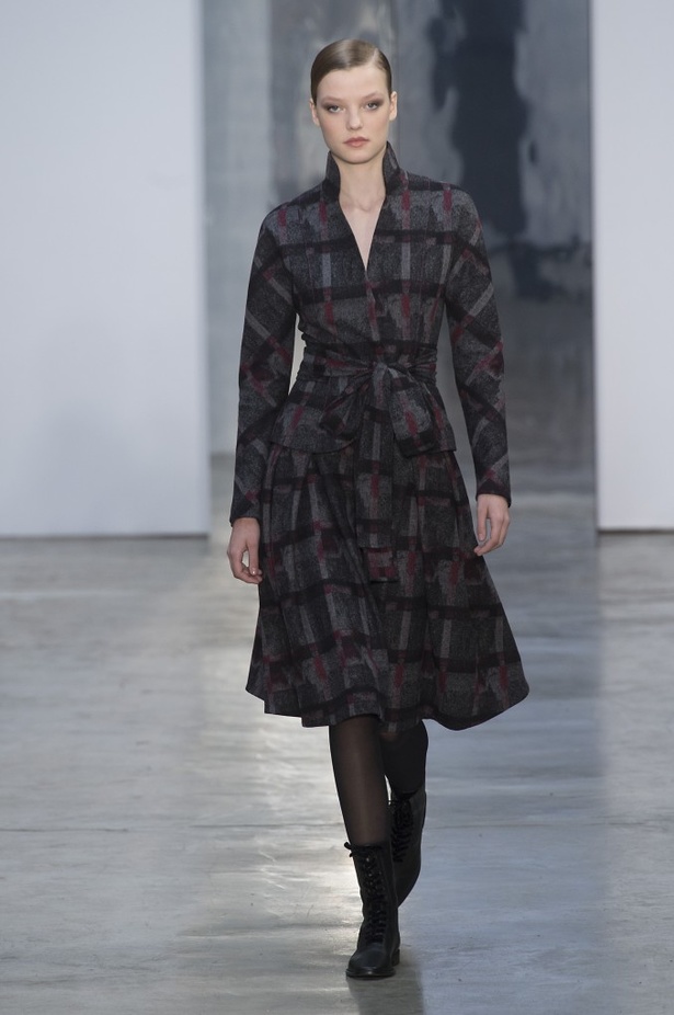 كارولينا هيريرا تقدّم تصاميم كلاسيكية لخريف وشتاء 2017