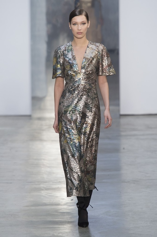 كارولينا هيريرا تقدّم تصاميم كلاسيكية لخريف وشتاء 2017