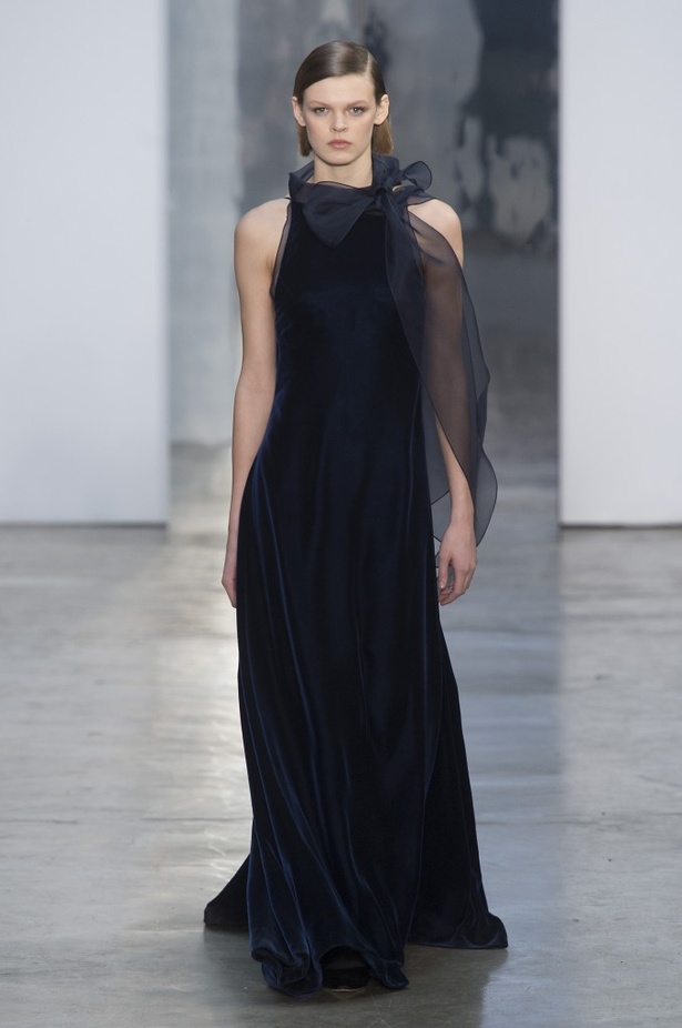 كارولينا هيريرا تقدّم تصاميم كلاسيكية لخريف وشتاء 2017