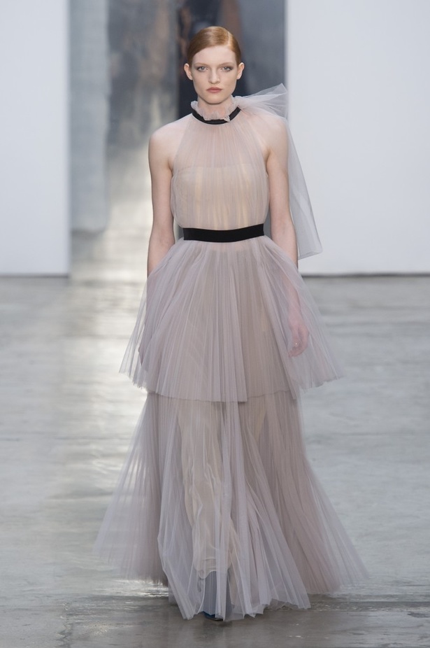 كارولينا هيريرا تقدّم تصاميم كلاسيكية لخريف وشتاء 2017