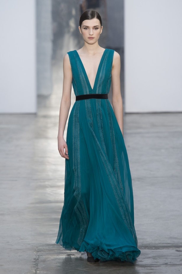 كارولينا هيريرا تقدّم تصاميم كلاسيكية لخريف وشتاء 2017