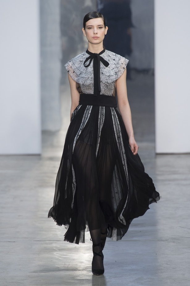 كارولينا هيريرا تقدّم تصاميم كلاسيكية لخريف وشتاء 2017