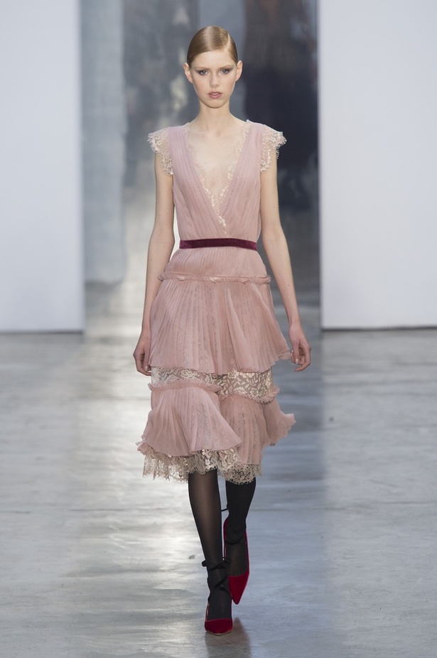 كارولينا هيريرا تقدّم تصاميم كلاسيكية لخريف وشتاء 2017