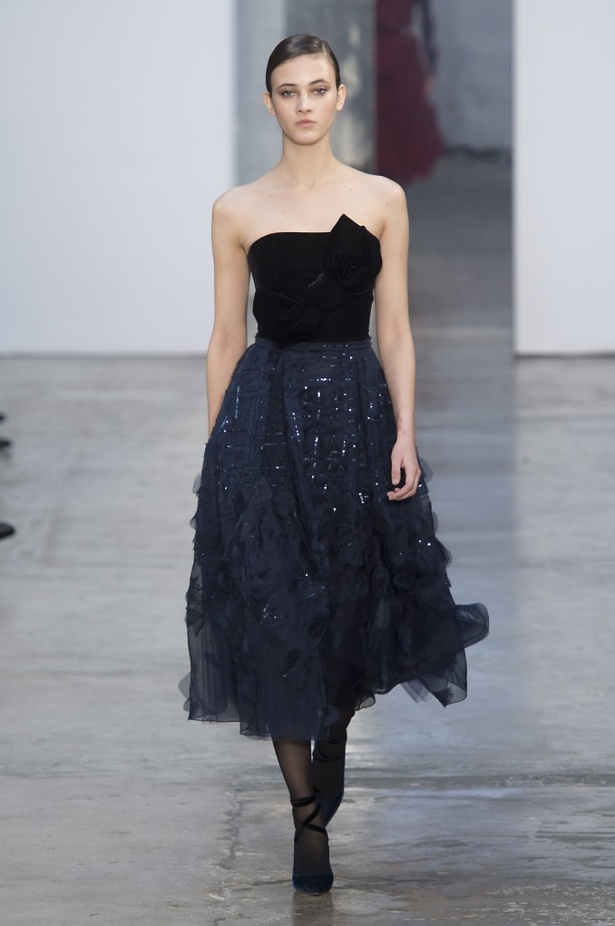 كارولينا هيريرا تقدّم تصاميم كلاسيكية لخريف وشتاء 2017