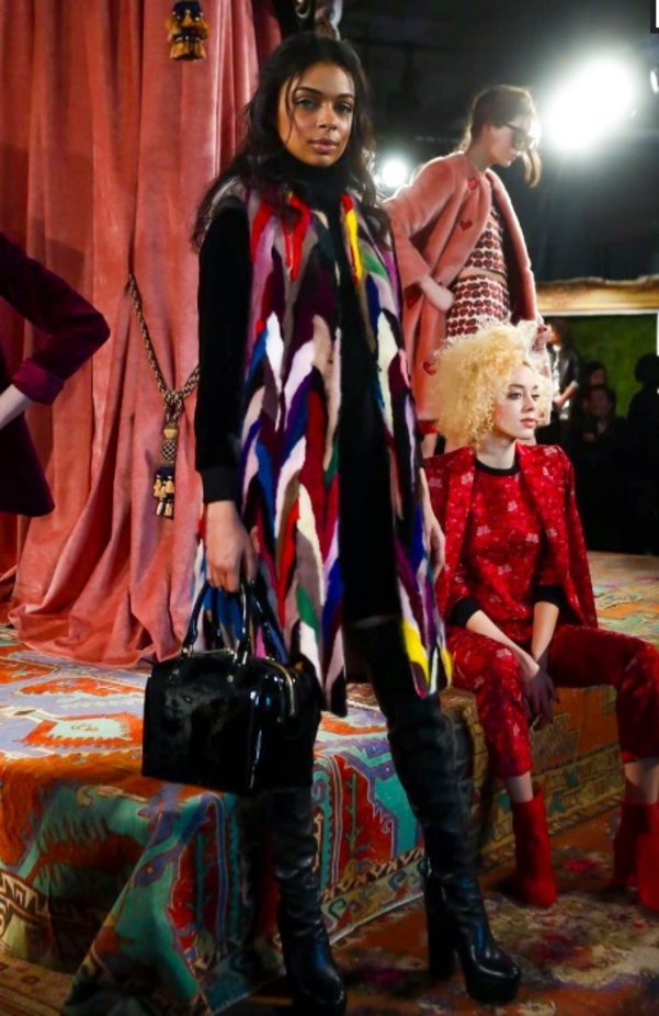 أزياء متعددة الألوان من أليس أند أوليفيا لخريف وشتاء 2017