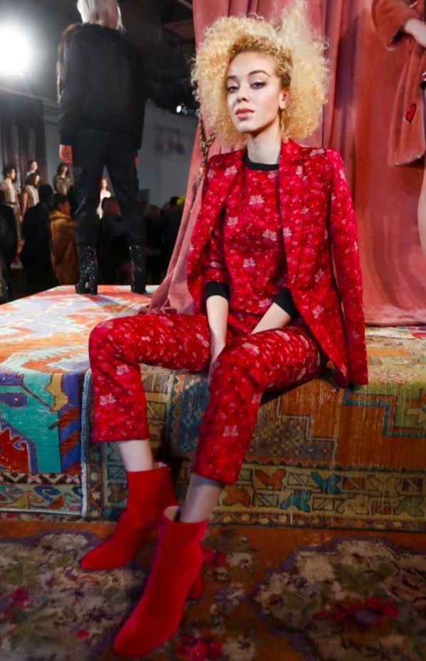 أزياء متعددة الألوان من أليس أند أوليفيا لخريف وشتاء 2017