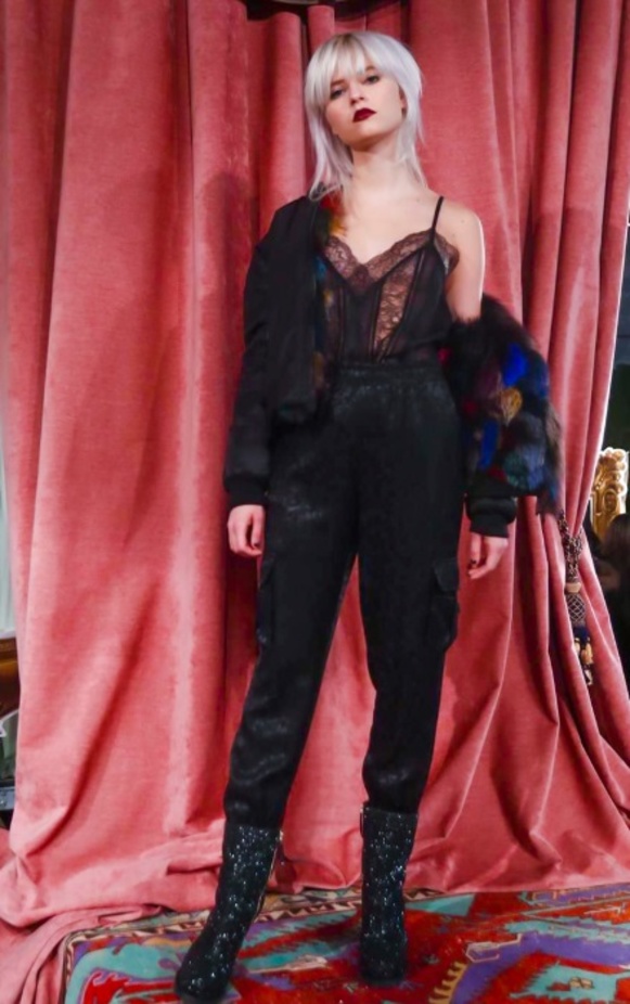 أزياء متعددة الألوان من أليس أند أوليفيا لخريف وشتاء 2017