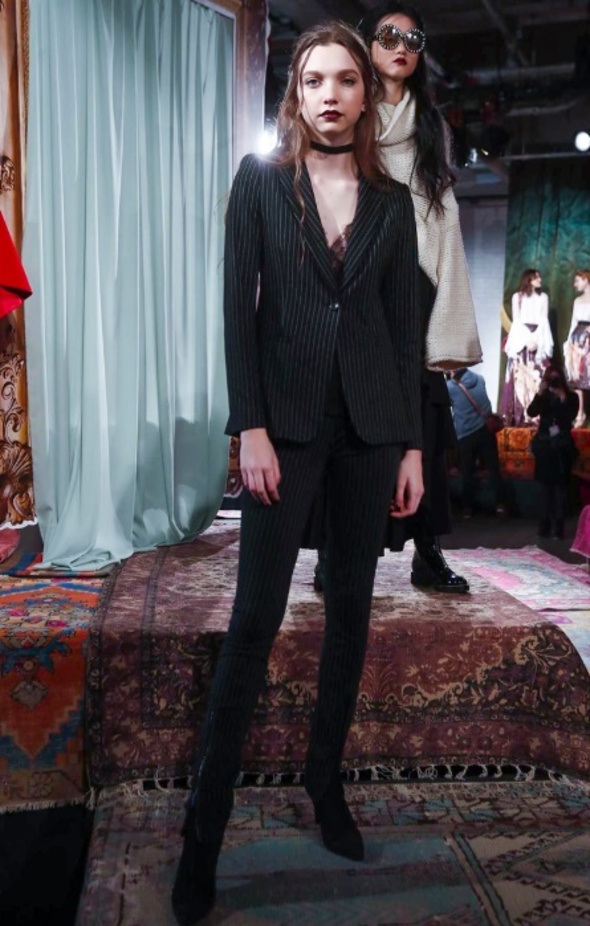 أزياء متعددة الألوان من أليس أند أوليفيا لخريف وشتاء 2017