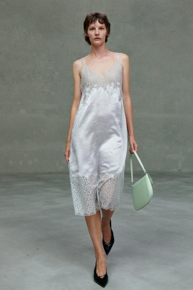 عرض PRADA لمجموعة resort 2021 خلال أسبوع الموضة في ميلانو