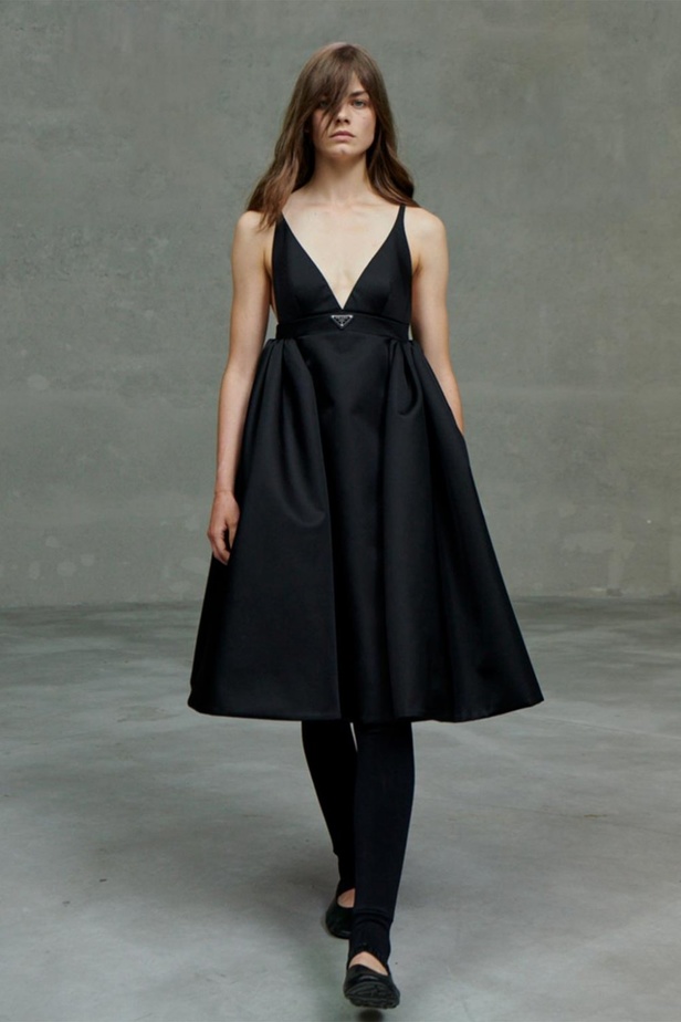 عرض PRADA لمجموعة resort 2021 خلال أسبوع الموضة في ميلانو