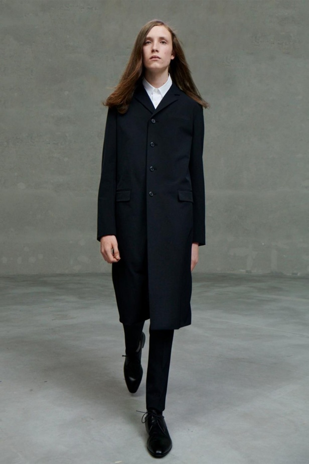 عرض PRADA لمجموعة resort 2021 خلال أسبوع الموضة في ميلانو