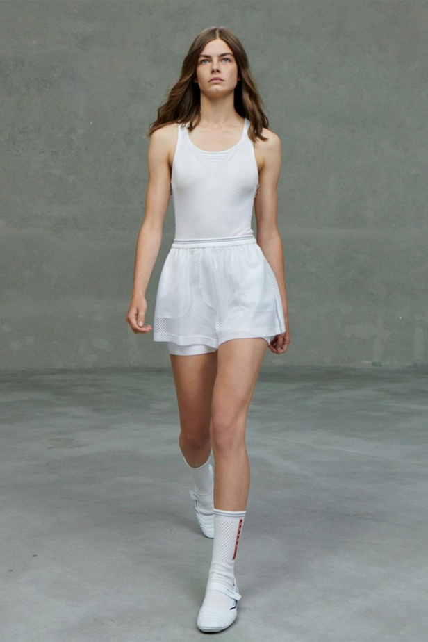 عرض PRADA لمجموعة resort 2021 خلال أسبوع الموضة في ميلانو