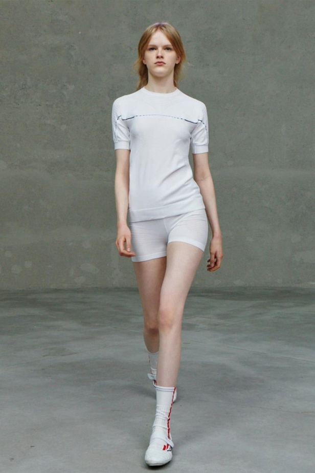 عرض PRADA لمجموعة resort 2021 خلال أسبوع الموضة في ميلانو