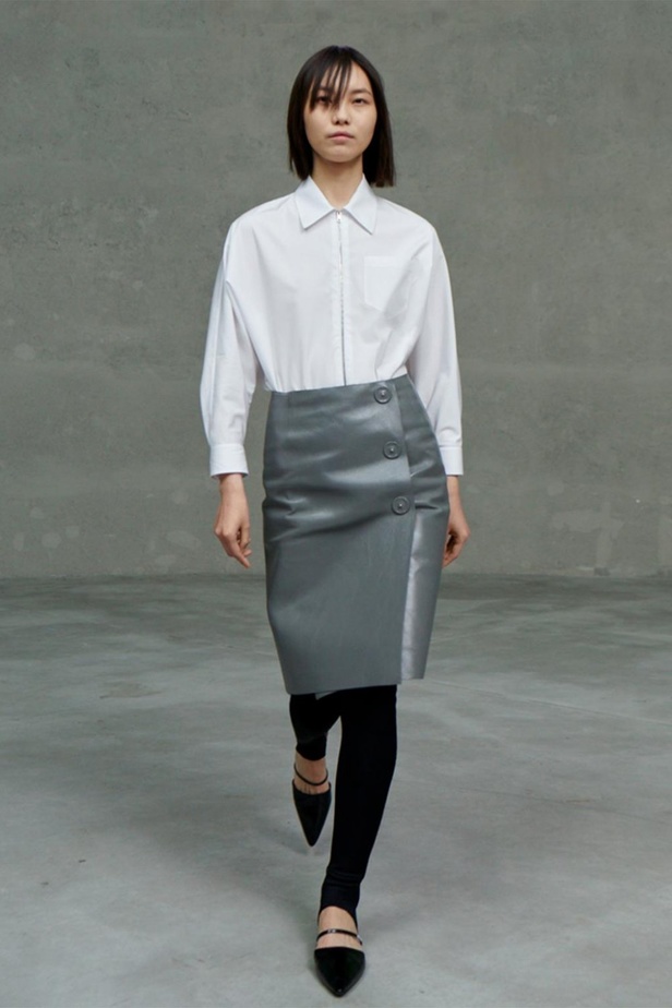 عرض PRADA لمجموعة resort 2021 خلال أسبوع الموضة في ميلانو