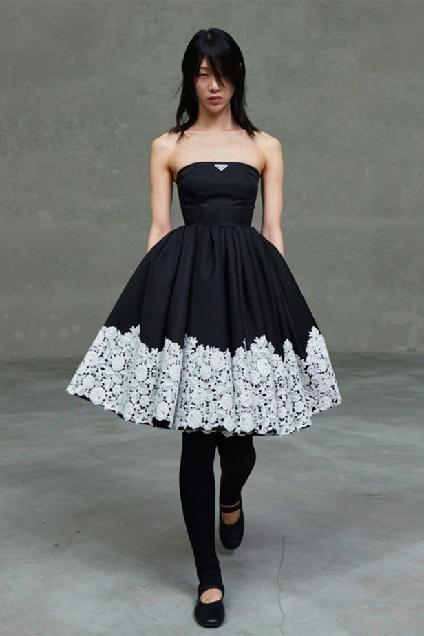 عرض PRADA لمجموعة resort 2021 خلال أسبوع الموضة في ميلانو