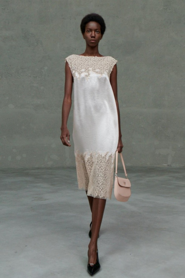 عرض PRADA لمجموعة resort 2021 خلال أسبوع الموضة في ميلانو