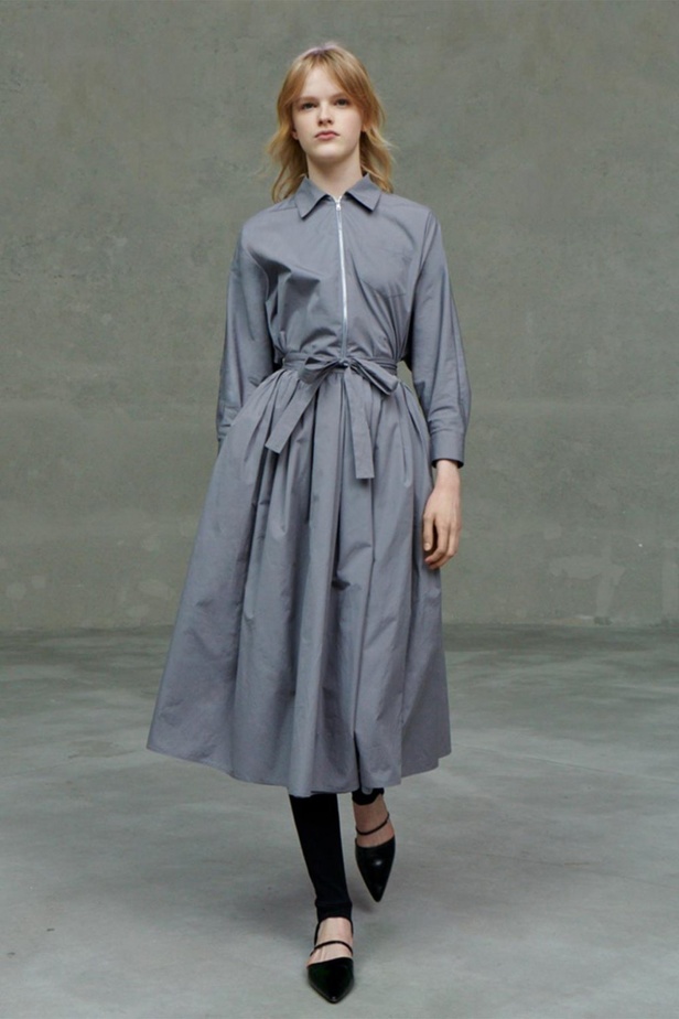 عرض PRADA لمجموعة resort 2021 خلال أسبوع الموضة في ميلانو