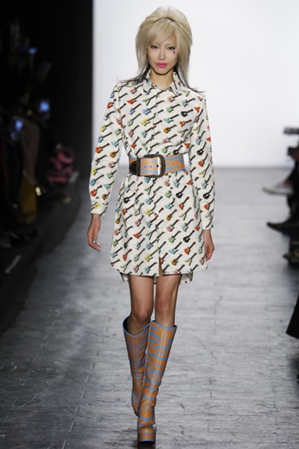 مجموعة صارخة وحيويّة في عرض Jeremy Scott لخريف 2016