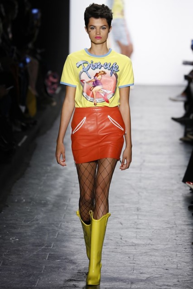 مجموعة صارخة وحيويّة في عرض Jeremy Scott لخريف 2016