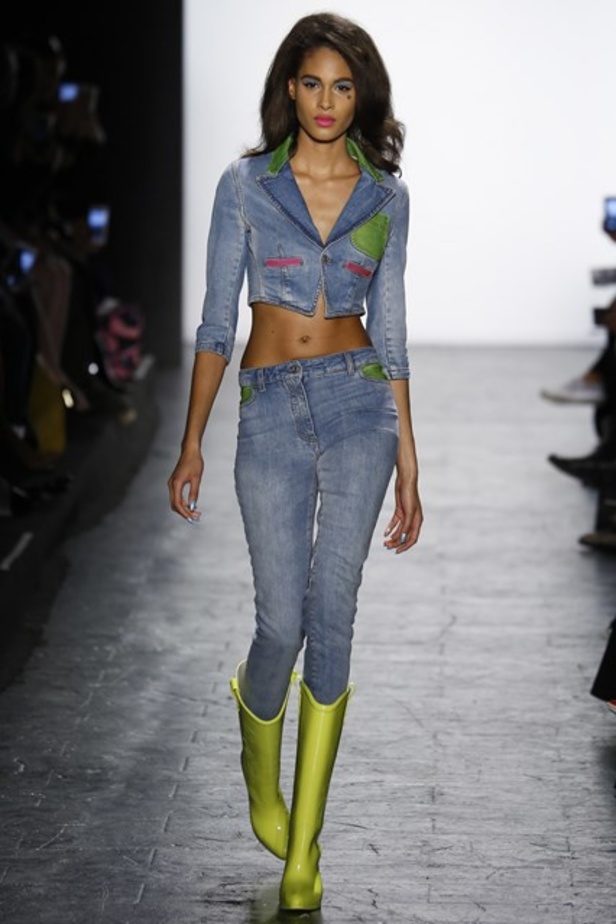 مجموعة صارخة وحيويّة في عرض Jeremy Scott لخريف 2016