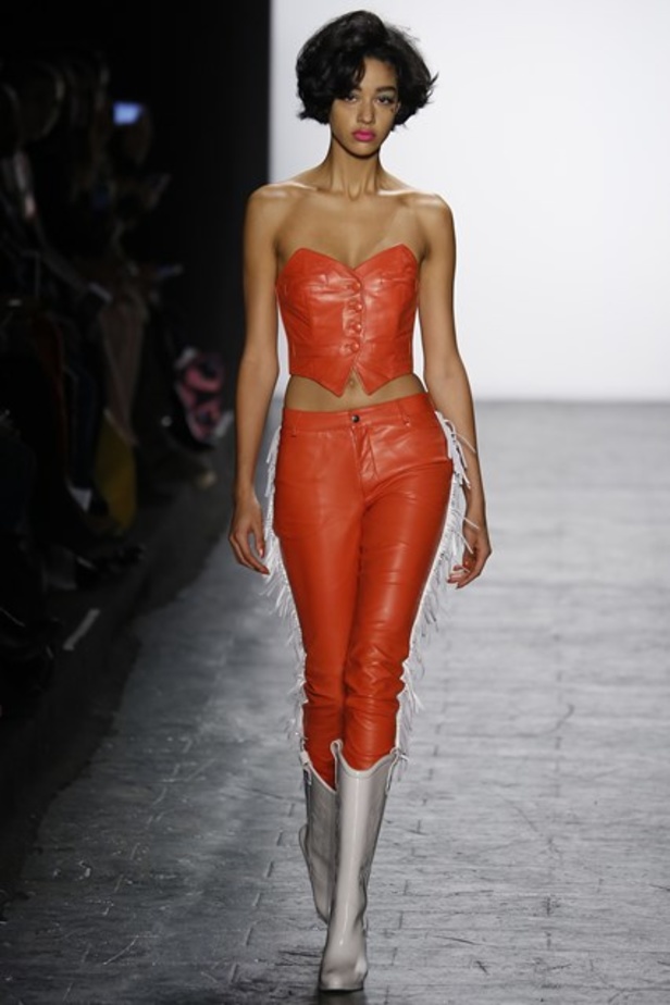 مجموعة صارخة وحيويّة في عرض Jeremy Scott لخريف 2016