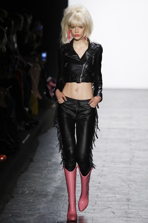 مجموعة صارخة وحيويّة في عرض Jeremy Scott لخريف 2016