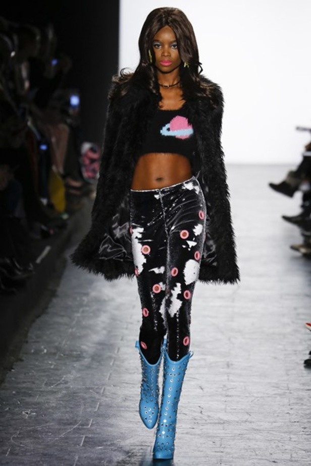 مجموعة صارخة وحيويّة في عرض Jeremy Scott لخريف 2016