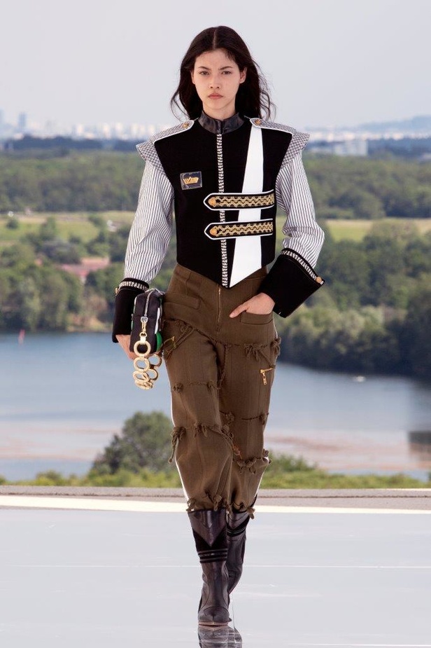 صور عرض أزياء مجموعة لويس فيتون Louis Vuitton كروزر 2022