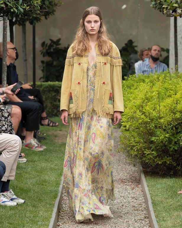 صور عرض ازياء مجموعة ETRO كروز 2021 في ميلانو 