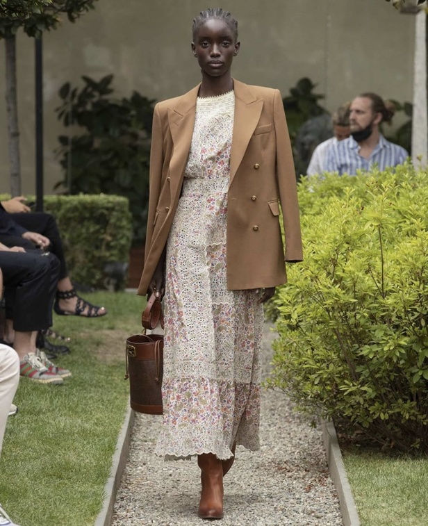 صور عرض ازياء مجموعة ETRO كروز 2021 في ميلانو 