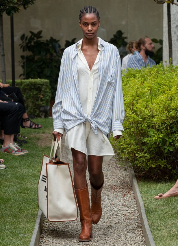 صور عرض ازياء مجموعة ETRO كروز 2021 في ميلانو 